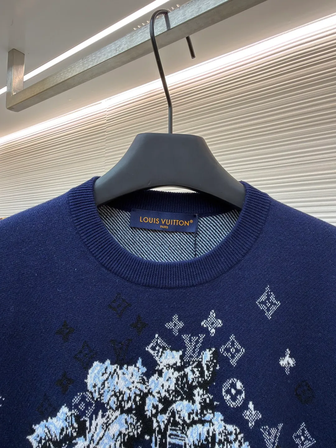 LOUIS VUITTON Year of the Horse limited intarsia letter jacquard knitted short sleeves ●Original version: purchased and developed by 9988 ●Item number: 1682471-B15 ●Fabrics: cotton fabric ●Technology: jacquard knitting ●Color: navy blue ●Version: fitted version ●Weight: about 345 grams ●Size: S-M-L-XL ●Description: This Louis Vuitton navy blue jacquard short-sleeved sweater is made of high-count worsted wool blended fabric. After pre-shrunk treatment, it has a soft and skin-friendly touch and is not easy to pill. The fine knitted texture of the fabric makes the body more textured. The center of the body uses digital jacquard technology to create an abstract floral pattern. The pattern incorporates the brand's classic presbyopic elements. The jacquard part is interwoven with colored yarns to form a three-dimensional texture. The colors are contrasting and rich in layers. The edges are supplemented by fine overlocking technology to prevent threading. The neckline is ribbed knitted and reinforced with double-needle sewing technology, which makes it durable and not easy to loosen. The cuffs and hem are seamlessly trimmed to make the overall shape more neat. From fabric selection to jacquard weaving, every process follows the brand's strict clothing standards. Precise stitch length control makes the knitted structure more stable, perfectly balancing design and wearing comfort. The overall wiring is straight and delicate, the fabric is comfortable and soft, and the color is consistent without color difference. It can be matched with the same style to create a fashionable look and control various occasions. Customized accessories, complete with three standards, same style for men and women!